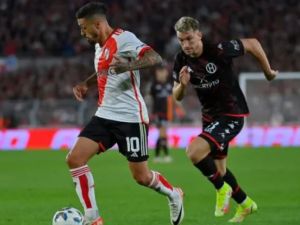 River pegó en los momentos justos y se llevó un triunfo bravo ante Huracán en el debut de Coudet