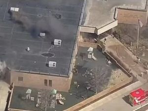 Atentado y muerte en Estados Unidos: un hombre embistió una sinagoga y se tiroteó con la policía