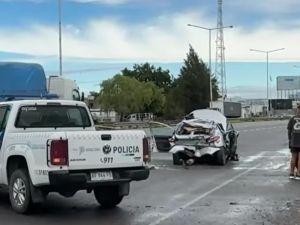 Tragedia en la Ruta 9: murió una mujer tras el choque de un camión contra un auto detenido en la banquina