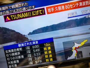 Un terremoto de magnitud 7,4 sacudió Japón y provocó un tsunami con olas de 80 cm