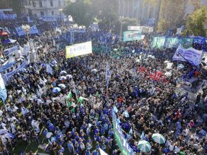 La CGT llamó a ponerle “límites" al Gobierno de Milei en la marcha por el Día del Trabajador