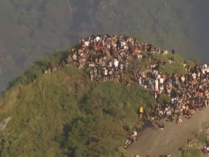 Unos 200 turistas quedaron varados en la cima de un morro en Brasil durante un operativo narco