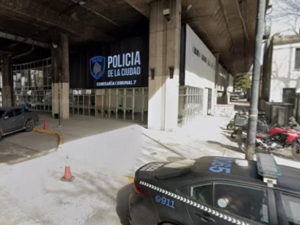 Tragedia en Flores: un camión chocó contra un cartel que cayó desde la autopista y mató a un policía