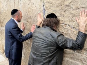 Javier Milei llegó a Israel y visitó el Muro de los Lamentos