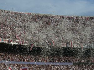 Prohíben tirar papelitos en los estadios porteños tras el incidente en el Superclásico