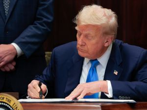“Se están asfixiando como un cerdo relleno”: Trump no levantará el bloqueo hasta que Irán negocie su programa nuclear