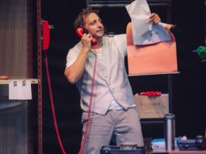 "Agotados": los 40 personajes de Ariel Staltari atienden un restaurante top los jueves en el Paseo La Plaza