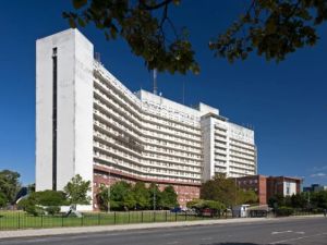 Incendio en la sede de la Armada: evacuaron a 75 personas y hay cinco heridos