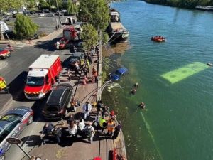 Cayó un colectivo al río Sena en París: rescataron a cuatro pasajeros