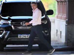 Caputo adelantó que la inflación de marzo estará por encima del 3%