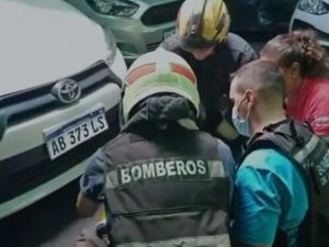 Un hombre cayó desde seis metros sobre un auto en Recoleta