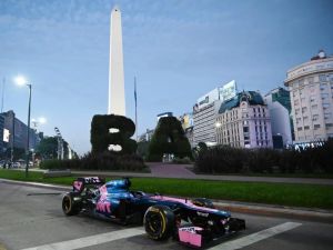 Presentaron en el Obelisco el Fórmula 1 que conducirá Colapinto en Palermo