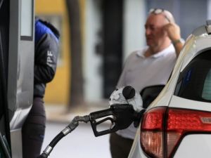 El Gobierno postergó el aumento del impuesto a los combustibles ante el impacto de la suba del petróleo
