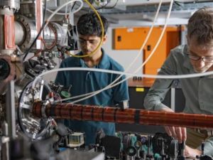 Día Mundial de la cuántica: logran “ver” por primera vez átomos en dos lugares al mismo tiempo