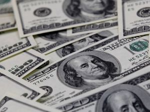 Dólar Blue cae a $1.390 y se ubica por debajo de los picos de 2025: ¿por qué bajó en seis meses?
