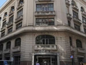 Impactante derrumbe en un edificio de Edesur en pleno Monserrat
