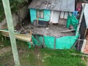 Un nene de 12 años encontró el cuerpo de su madre enterrado en la casa: investigan a la pareja de la mujer