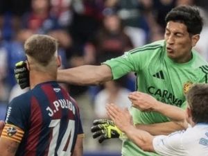 Esteban Andrada recibió una histórica sanción por su trompada a un rival en España