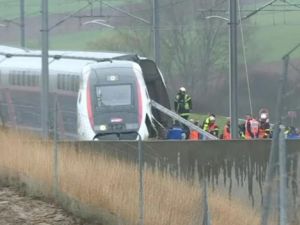 Trágico choque de un tren con camión en Francia: murió el maquinista y hay 27 heridos