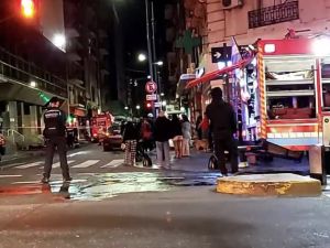 Se incendió un edificio en Avenida Corrientes: hay al menos 10 heridos y un detenido