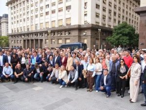 Intendentes encabezan una movilización a Capital Humano por fondos adeudados