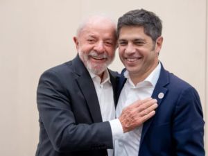 Kicillof con Lula en Barcelona: “Hay otro camino que no es el de la guerra, la crueldad y el abandono”