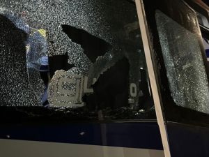 Barras chilenos atacaron a piedrazos los colectivos que trasladaban a hinchas de Boca