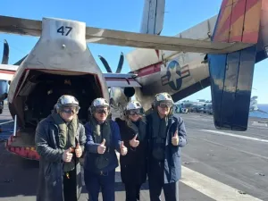 Milei viajó a Mar del Plata para fotografiarse en el portaaviones estadounidense USS Nimitz