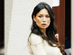 Indulto a organizadora de fiestas de Berlusconi provoca escándalo en Uruguay por adopción irregular