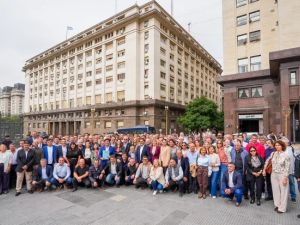 Intendentes de todo el país se manifestaron en el Ministerio de Economía: ¿qué reclamaron?