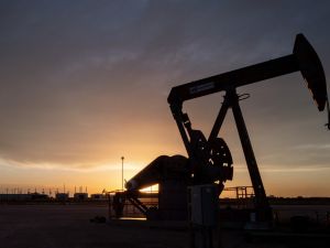 Tras el anuncio de Trump, el precio del petróleo se desplomó un 17%