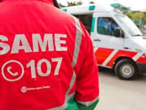 Un camionero se descompensó en Palermo, chocó y volcó: una joven fue atropellada