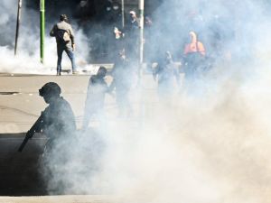 Nueva jornada de violencia en La Paz: choques entre la policía y manifestantes y bloqueos en la Sede del Gobierno