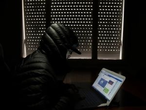 Generó imágenes íntimas con IA y quedó detenido: una decana de facultad fue denunciante