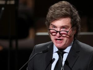 Milei volvió a respaldar a Adorni: "Ni en p... se va, estoy tranquilo"
