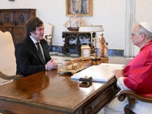 El oficialismo se entusiasma con la visita de León XIV para oxigenar la gestión antes del año electoral