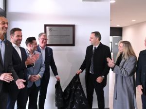 Adorni reapareció en una actividad de gobierno: participó en la inauguración de un centro automotriz