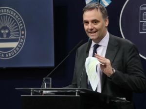 Adorni negó censura al periodismo y esquivó preguntas sobre sus viajes y la compra de inmuebles
