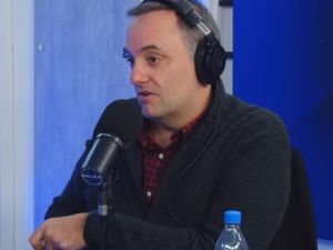 Manuel Adorni contra todos: “Voy a seguir yendo a mi casa de Exaltación y voy a seguir viajando”