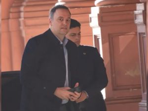 Adorni comparte abogado con la familia del jubilado que recibió un millón de dólares del caso $LIBRA