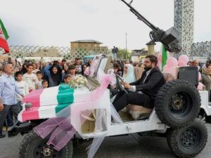 Irán: Bodas públicas de parejas dispuestas al sacrificio en la guerra contra EEUU e Israel