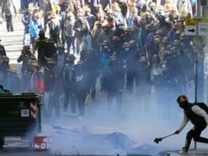 Bolivia: al menos un herido tras choques entre policías y manifestantes en La Paz que reclaman la renuncia del presidente