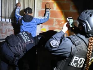Veinte detenidos en megaoperativo de la Ciudad en villas y barrios populares
