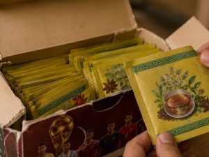 Insólita estafa viral: compró una caja de figuritas del Mundial y se llevó una desagradable sorpresa
