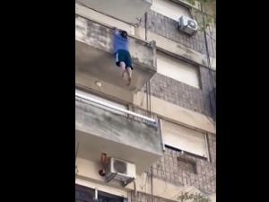 Milagro en Rosario: un hombre cayó de un cuarto piso y se salvó tras impactar contra un patrullero