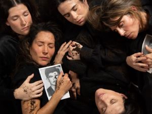 Voces de mujeres y heridas abiertas en “País amargo", que une historias de Chipre y Argentina