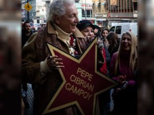 Pepe Cibrián fue homenajeado en la avenida Corrientes con su propia estrella