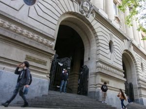 Los alumnos del Colegio Nacional de Buenos Aires reactivaron la medida de fuerza al término del turno noche