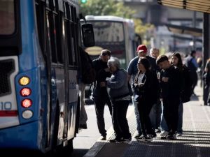 Golpe al bolsillo desde junio: se disparan las tarifas de transporte y peajes