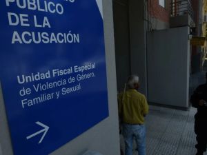 Estaba en libertad condicional y fue condenado por golpear y amenazar a su hija con un cuchillo